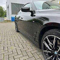 Fahrzeugaufbereitung in Olpe – schwarzer BMW nach Politur, Seitenansicht