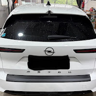Fahrzeugaufbereitung in Olpe – Opel Astra in der Werkstatt, Heckansicht
