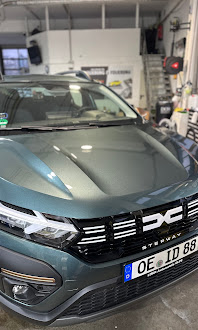 Fahrzeugaufbereitung in Olpe – Dacia in der Werkstatt, Frontansicht