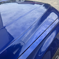 Fahrzeugaufbereitung in Olpe – Hochglanz-Detail an blauem Lack