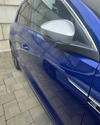 Fahrzeugaufbereitung in Olpe – Politurdetail an blauem Fahrzeug